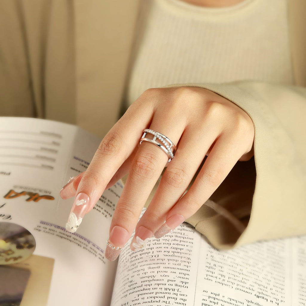 Damenring mit elegantem, geometrischem Design und funkelndem Zirkonia-Besatz Shop Nory
