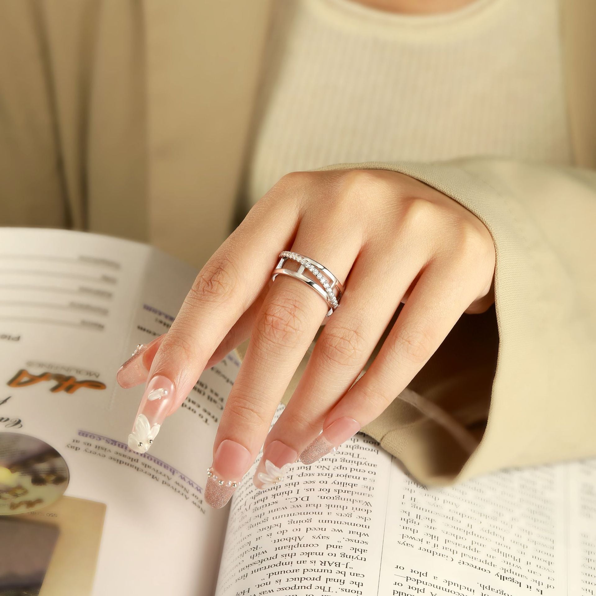 Damenring mit elegantem, geometrischem Design und funkelndem Zirkonia-Besatz Shop Nory