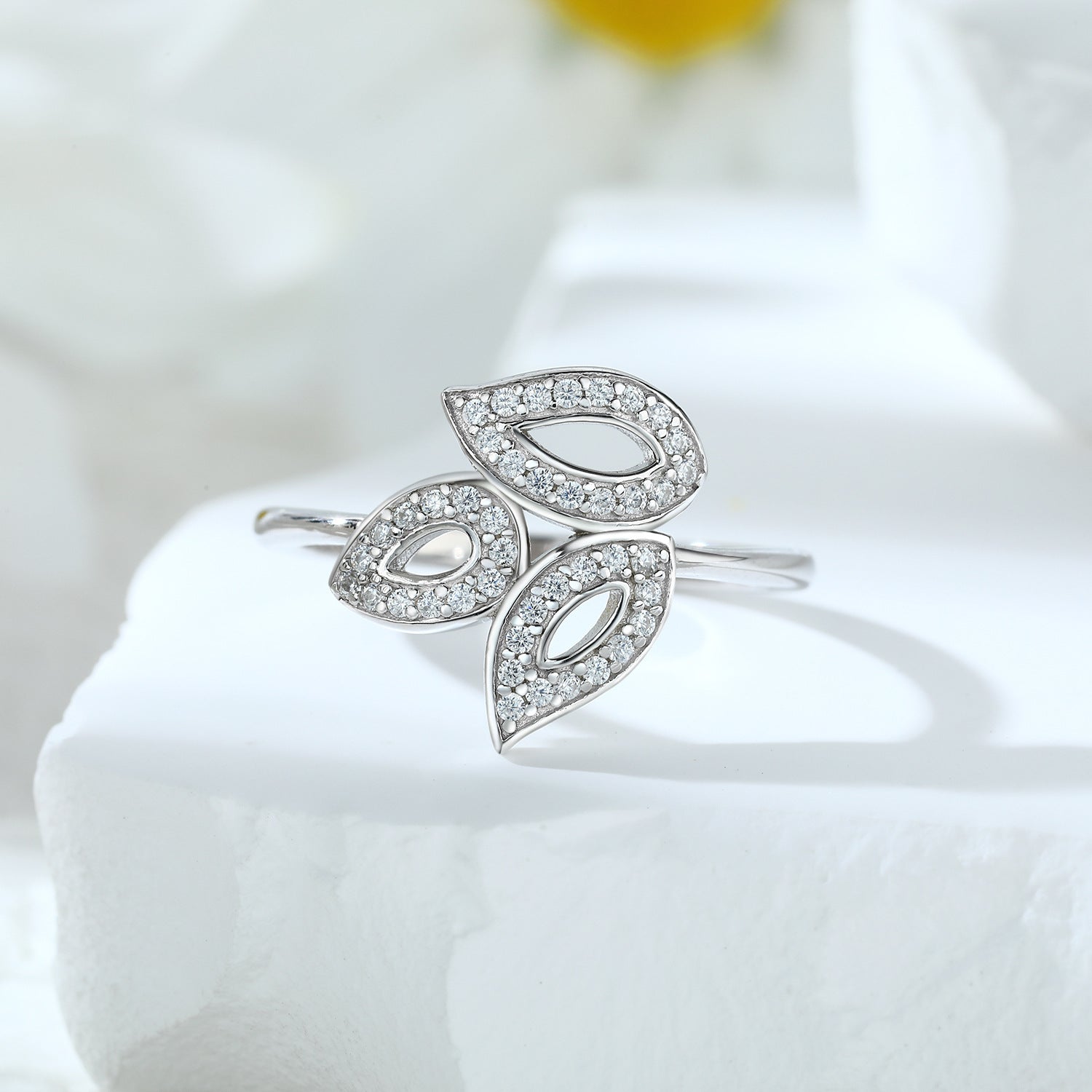 Damen Ring mit floralen Akzenten und funkelnden Zirkonia-Steinen Shop Nory
