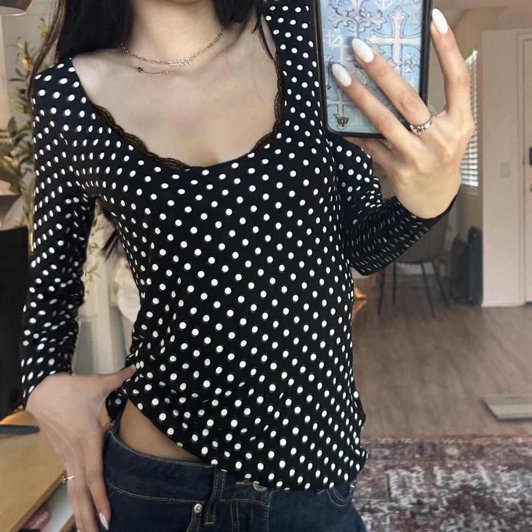 Damen nan figurbetontes Punktmuster‑Longsleeve mit Spitzenrand und dezentem Raffungseinsatz Shop Nory