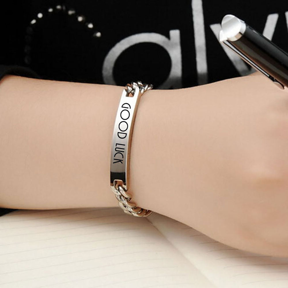 Damen Armband mit gravierbarem Glücksanhänger und eleganter Kettenstruktur Shop Nory