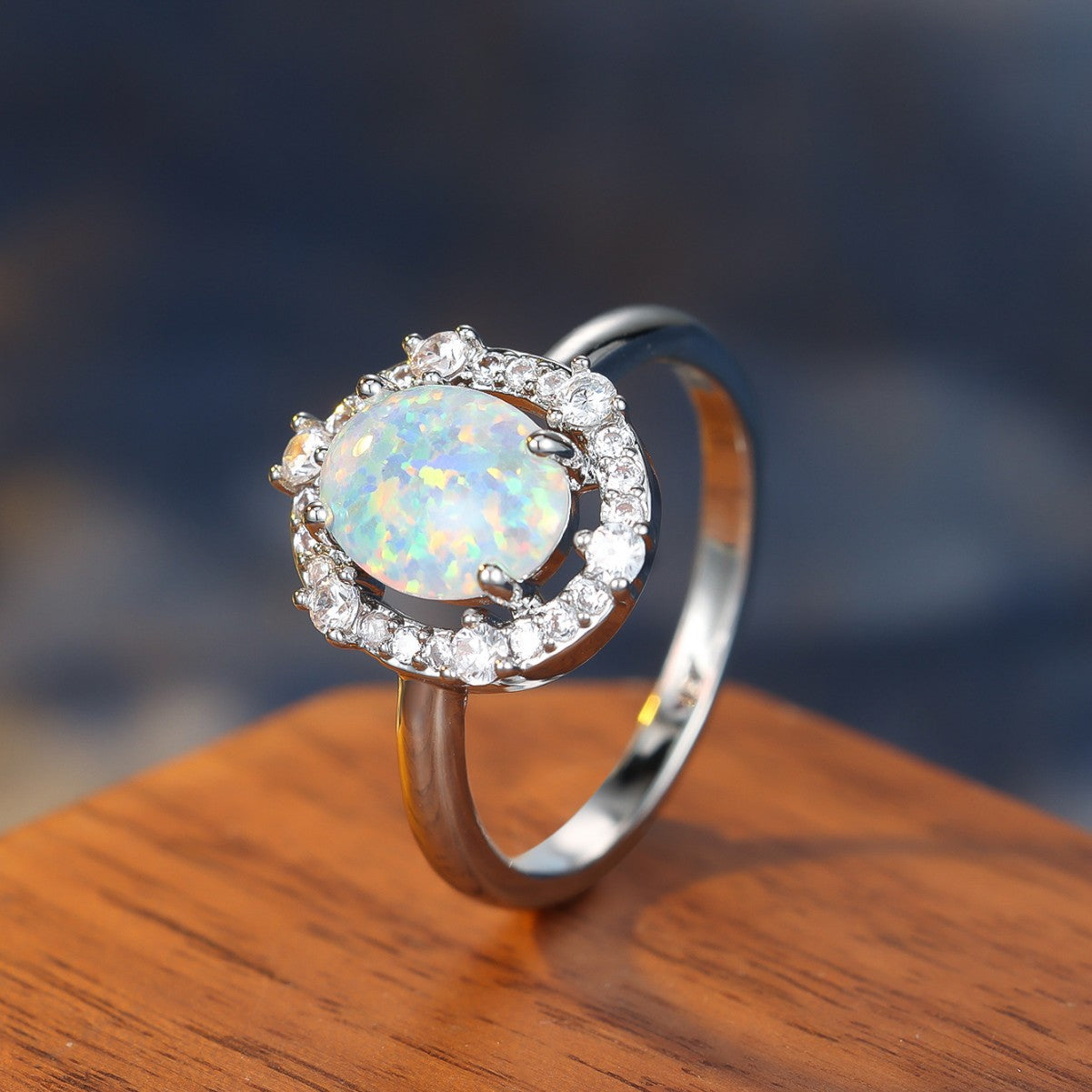 Damen Ring mit funkelndem Opal und eleganter Zirkonia-Verzierung Shop Nory