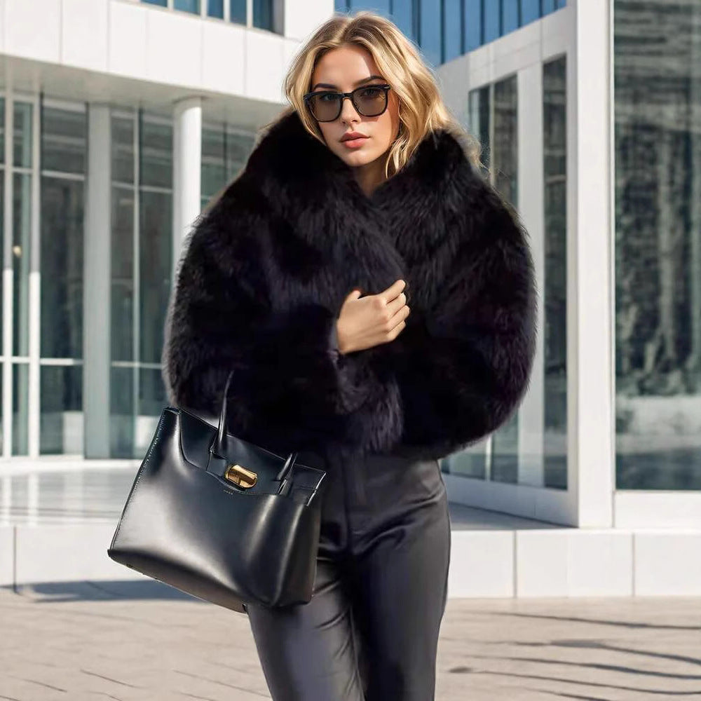 Damen Kurze Kapuzen-Faux-Fur-Jacke mit dichtem Hochflor, Boxy-Silhouette und elastischem Saum Shop Nory