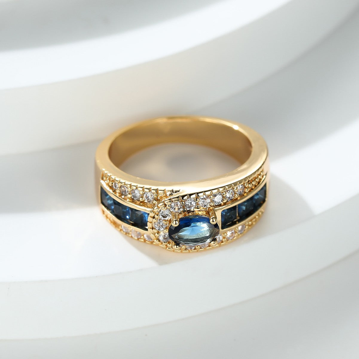Damen Ring mit funkelndem lila Zirkonia und luxuriösem Golddesign Shop Nory