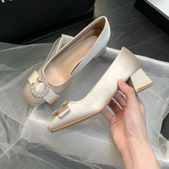 Damen Satin‑Ballerinas mit mittlerem Blockabsatz, gepolstertem Komfortfußbett und funkelnder Schleifenbrosche Shop Nory