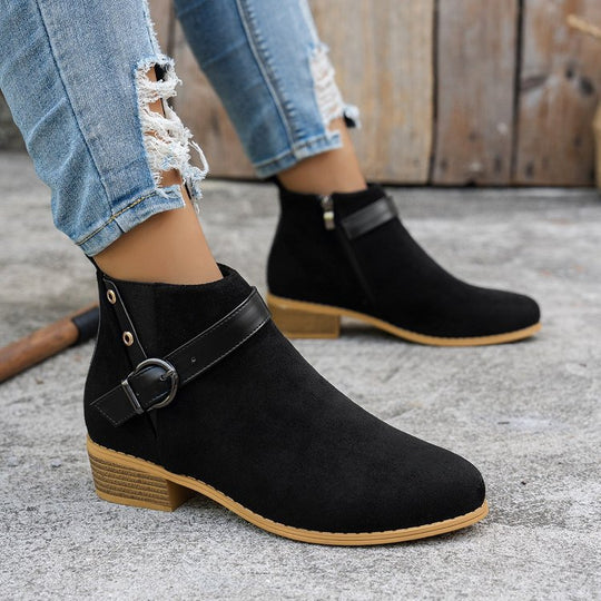 Damen Kurzschaft-Stiefelette aus Wildlederoptik mit seitlichem Reißverschluss und Ziergurt Shop Nory