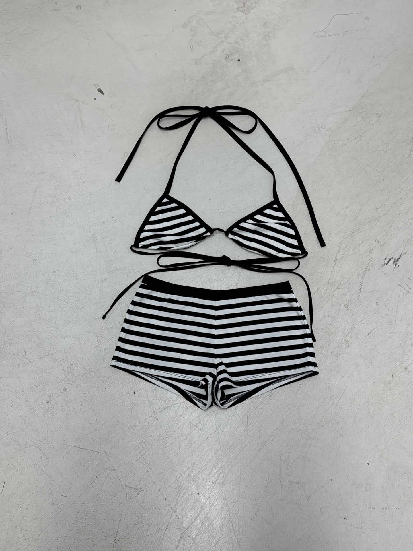 Damen Bikini-Set mit gestreiftem Top und Shorts