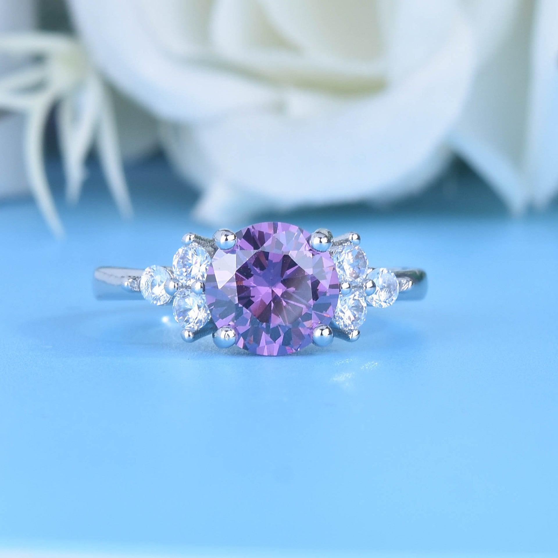 Damen eleganter Ring mit violettem Hauptstein und funkelnden Zirkonia Shop Nory