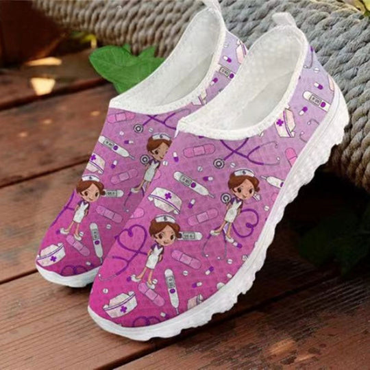 Damen Verspielte Slip-On Sneakers mit medizinischem Cartoon-Print, atmungsaktivem Mesh und gepolsterter Memory-Sohle Shop Nory