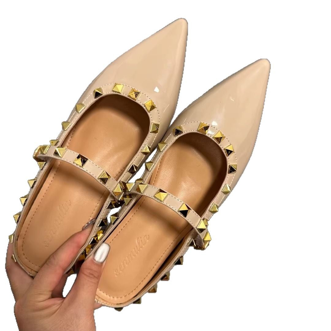 Damen Spitz zulaufende Lack‑Mary‑Jane Mules mit gepolstertem Komfortfußbett und goldenen Pyramidennieten Shop Nory