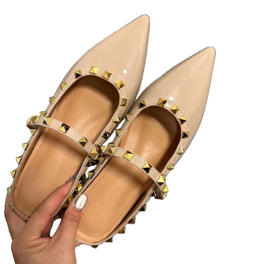 Damen Spitz zulaufende Lack‑Mary‑Jane Mules mit gepolstertem Komfortfußbett und goldenen Pyramidennieten Shop Nory
