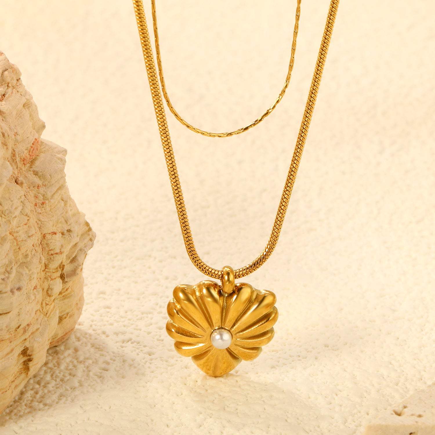 Damen Halskette mit funkelndem Herzanhänger aus goldplattiertem Edelstahl Shop Nory