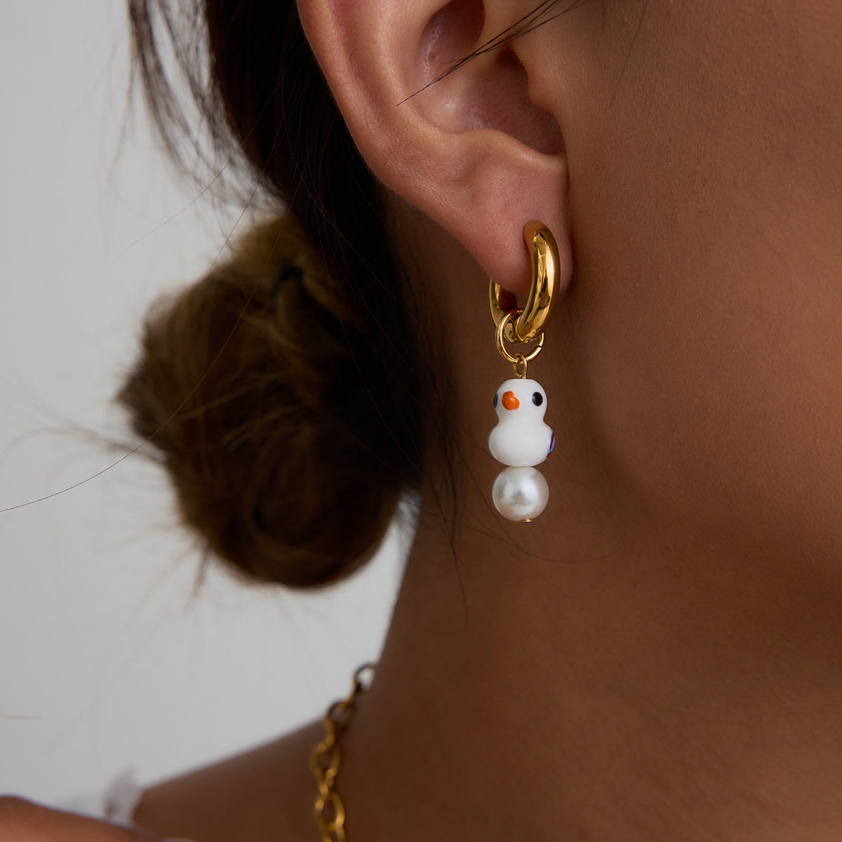 Damen Ohrhänger im verspielten Enten-Design mit Perlenschmuck und hypoallergener Edelstahlverarbeitung Shop Nory