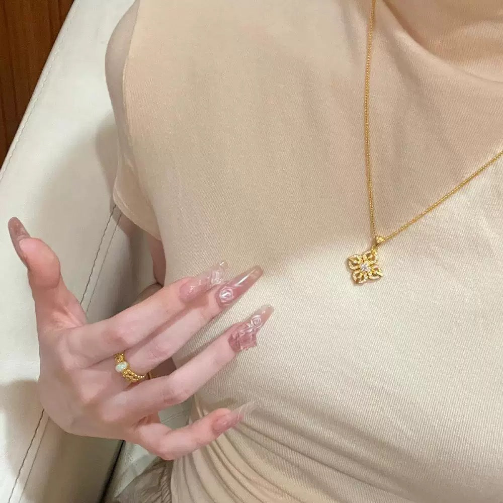 Damen Halskette mit kunstvollem Kreuzanhänger und funkelnden Zirkonia Shop Nory