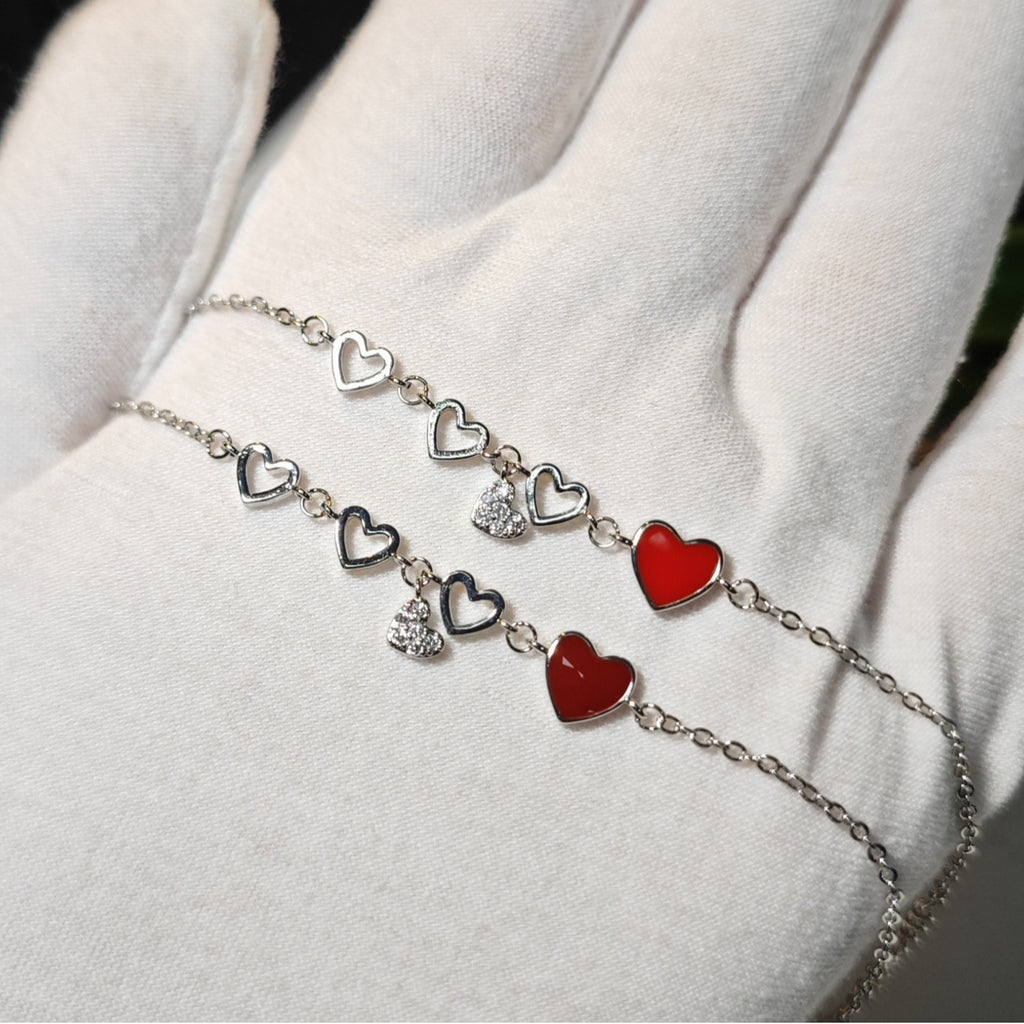 Damen Armband mit herzförmigen Anhängern und funkelnden Kristallelementen Shop Nory