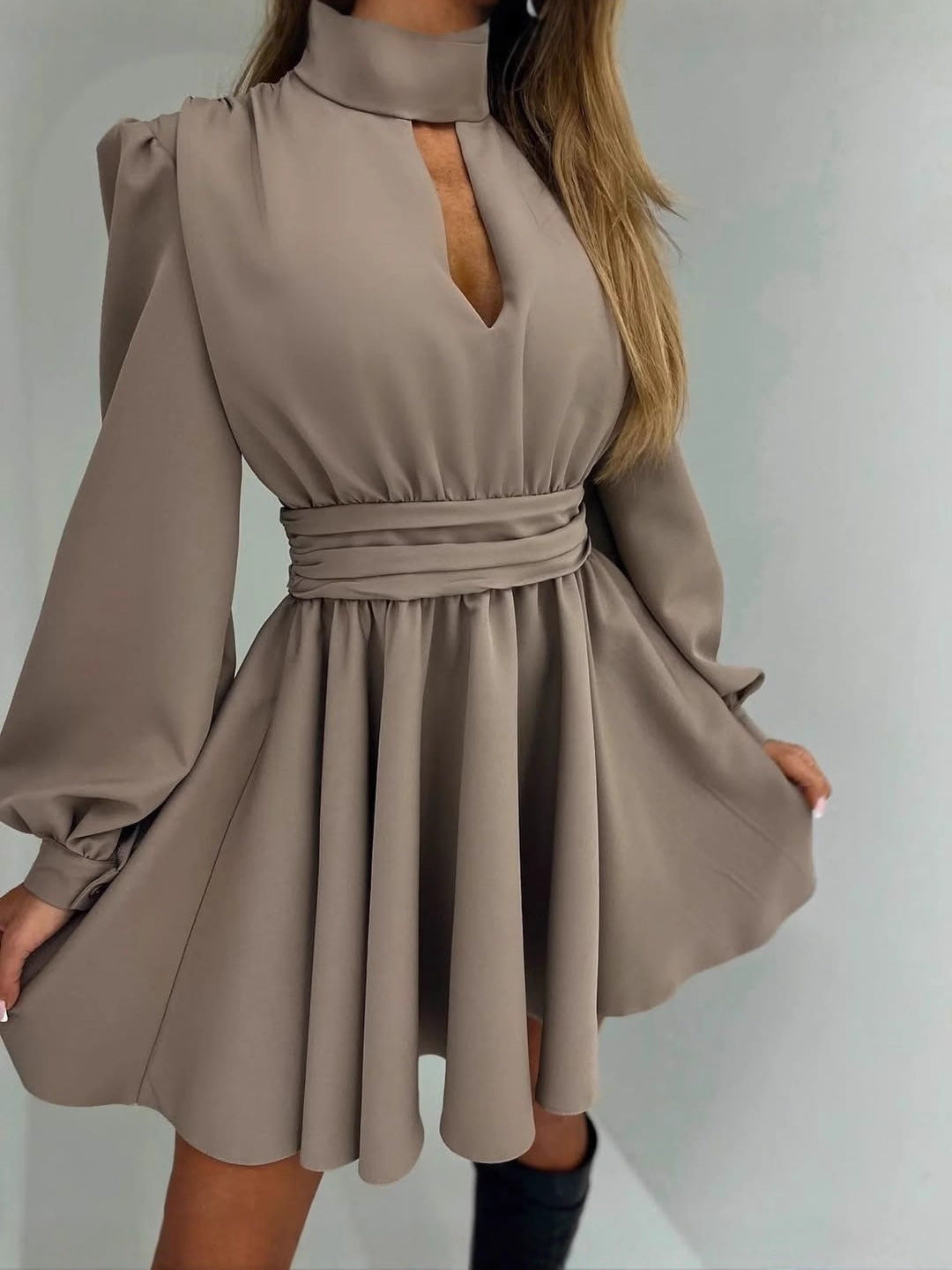 Damen Elegantes Kurzkleid mit Stehkragen, Cut-Out, weitem Glockenrock und Taillenschärpe Shop Nory