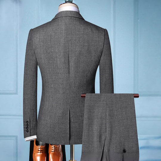 Herren Eleganter Anzug mit Weste und Anstecknadel