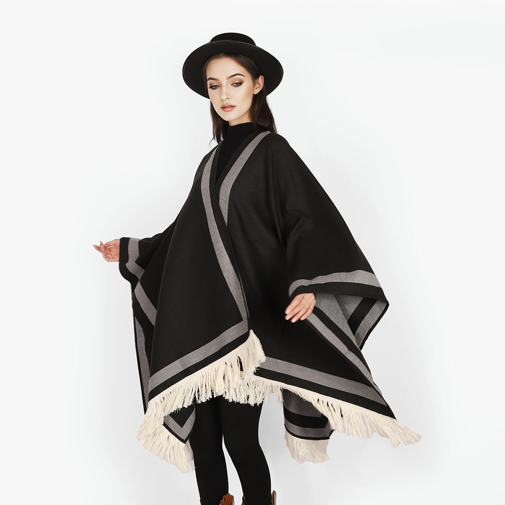 Damen Rechteckiger Capeponcho mit grafischem Randstreifen, Fransen und kastiger Silhouette Shop Nory
