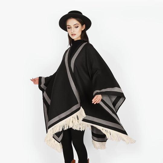 Damen Rechteckiger Capeponcho mit grafischem Randstreifen, Fransen und kastiger Silhouette Shop Nory