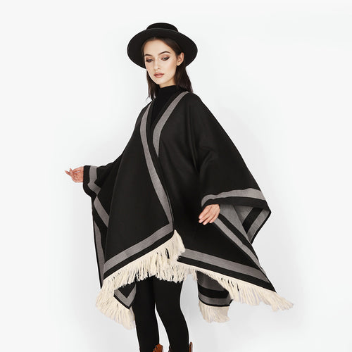 Damen Rechteckiger Capeponcho mit grafischem Randstreifen, Fransen und kastiger Silhouette Shop Nory
