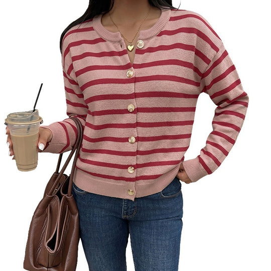 Damen Gestreifter Feinstrick-Knopfcardigan mit Rundhalsausschnitt, taillierter Silhouette und Rippenbündchen Shop Nory