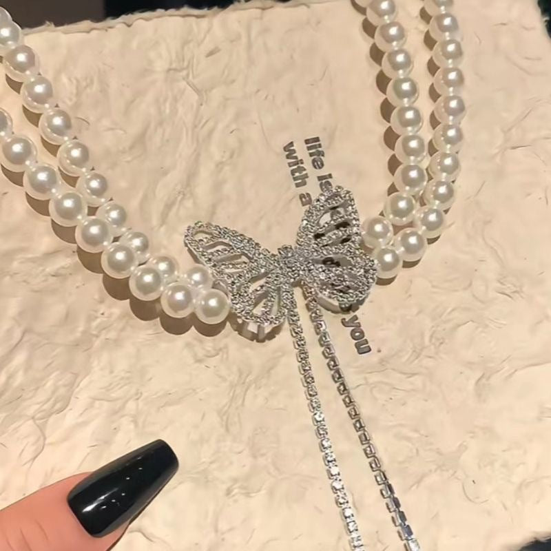 Damen Halskette mit funkelndem Schmetterlingsanhänger und edlen Perlen Shop Nory