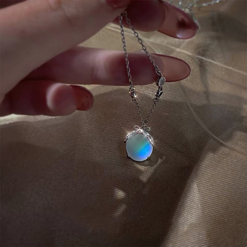 Damen Halskette mit schimmerndem Edelsteinanhänger und eleganten Silber-Details Shop Nory