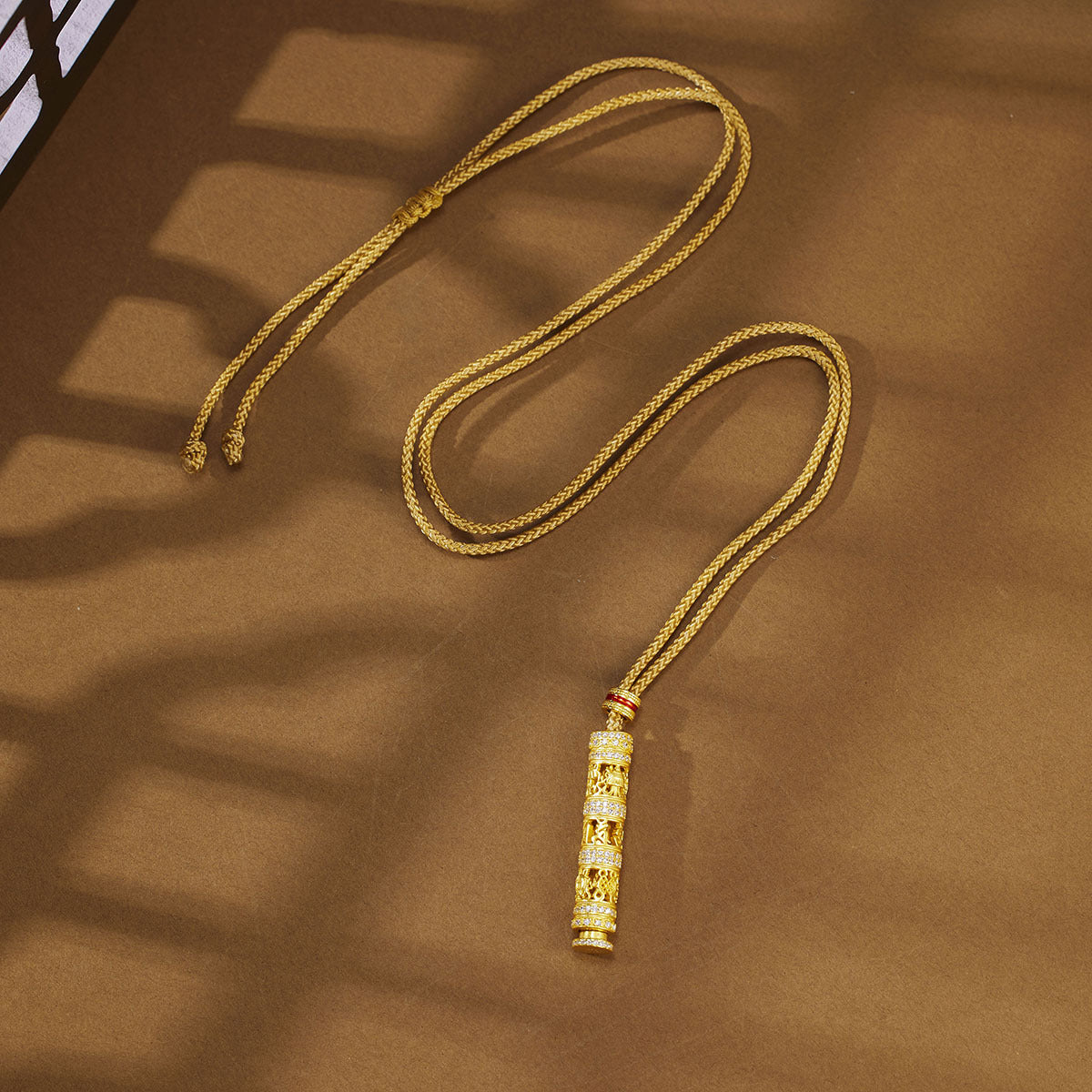 Damen eleganter Anhänger aus hochwertigem Gold mit diamantähnlichen Details Shop Nory