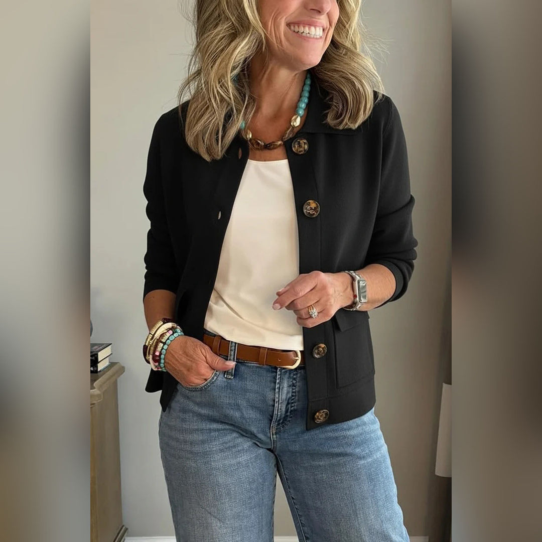 Damen Kurzstrickjacke mit Hemdkragen, aufgesetzten Taschen und Hornknöpfen Shop Nory