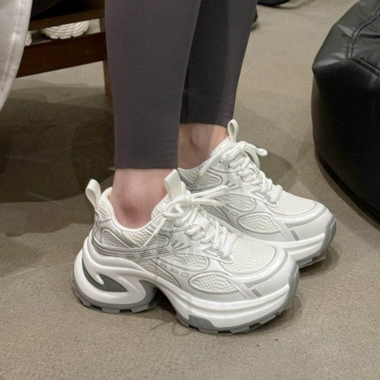 Damen futuristische Plateausneaker mit skulpturierter Wedgesohle und reflektierenden Mesh-Akzenten Shop Nory