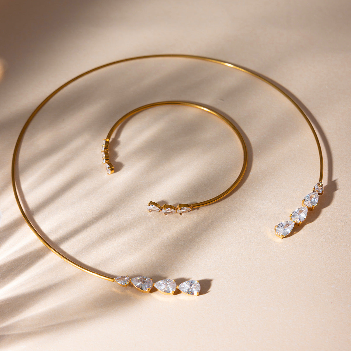 Damen Offenes Armreif mit eleganten Zirkonia-Akzenten Shop Nory
