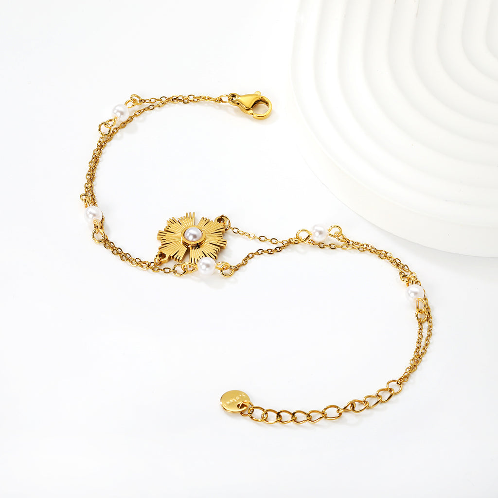 Damen Armband mit filigranem Blütenanhänger und Perlenakzenten Shop Nory