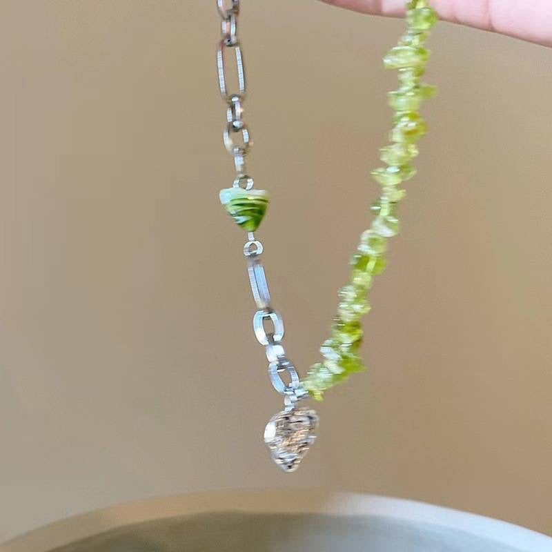 Damen Kette mit handgefertigten Natursteinen und filigranem Herzanhänger Shop Nory