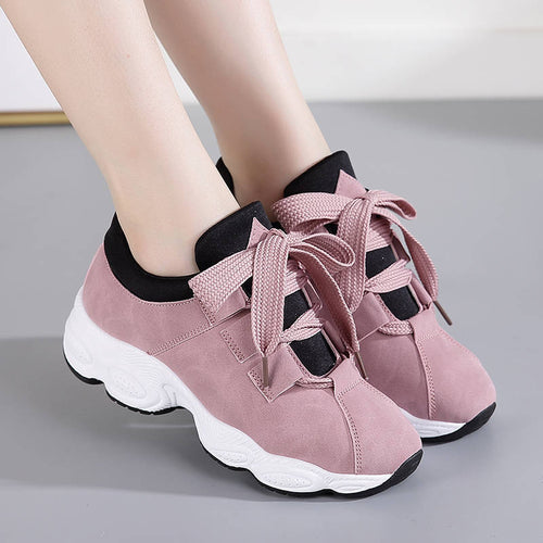 Damen Sportive Keil‑Sneaker aus Mikrofaser mit gepolstertem Schaft und markanter Profilsohle Shop Nory