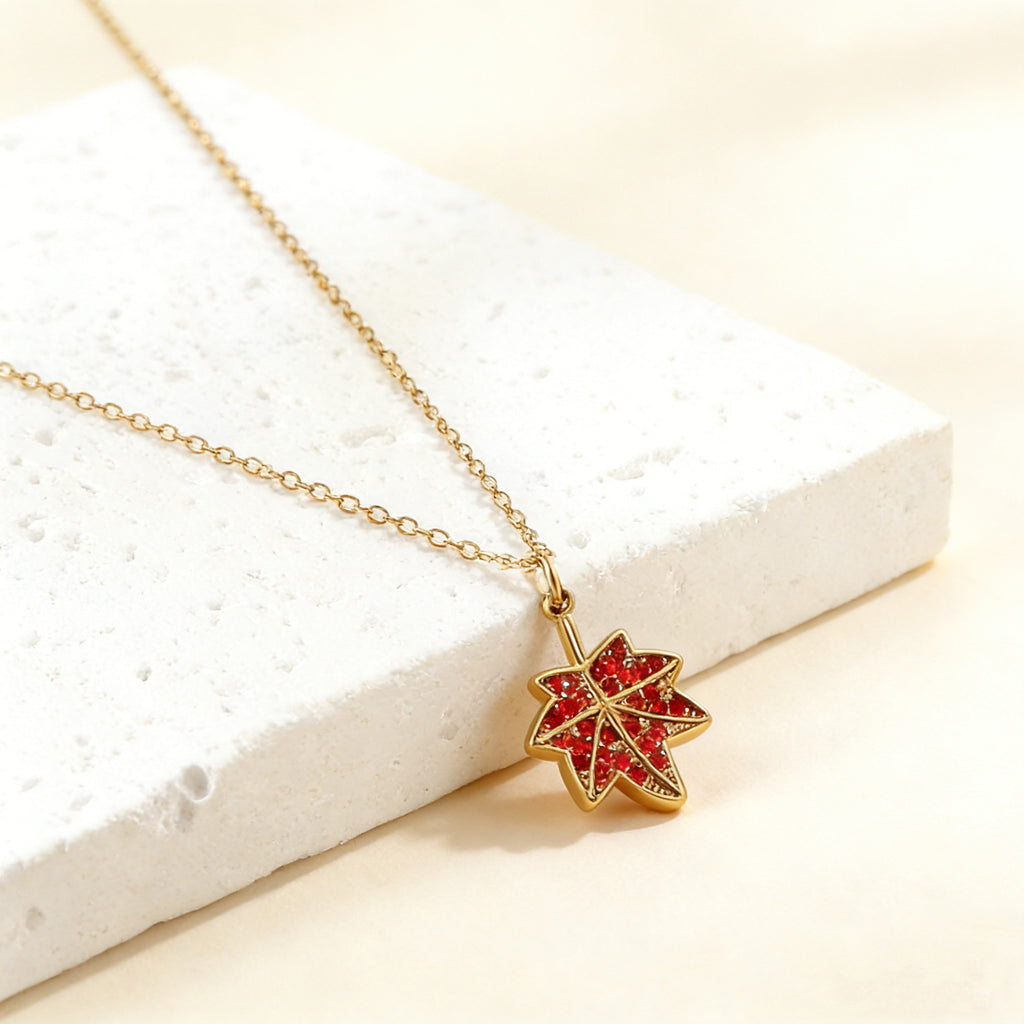 Damen Halskette mit kunstvollem Ahornblatt-Anhänger aus goldplattiertem Edelstahl und brillantem Kristallbesatz Shop Nory