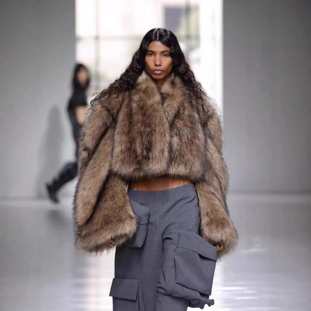 Damen Kurze voluminöse Crop-Faux-Fur-Jacke mit verlängerten Ärmeln Shop Nory