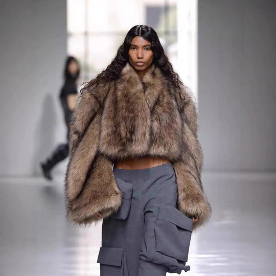 Damen Kurze voluminöse Crop-Faux-Fur-Jacke mit verlängerten Ärmeln Shop Nory