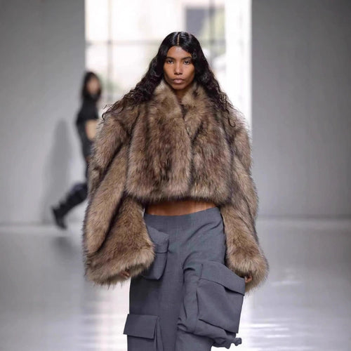 Damen Kurze voluminöse Crop-Faux-Fur-Jacke mit verlängerten Ärmeln Shop Nory