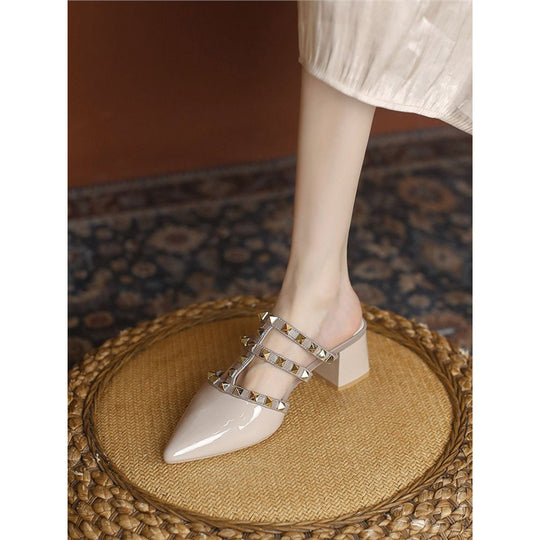 Damen spitz zulaufende Lack-Mules mit mehrreihigen Nietenriemen und niedrigem Blockabsatz Shop Nory