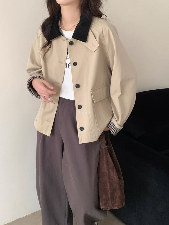 Damen Kurzmantel im Mac-Stil mit kontrastierendem Samtkragen und karierten Ärmelaufschlägen Shop Nory