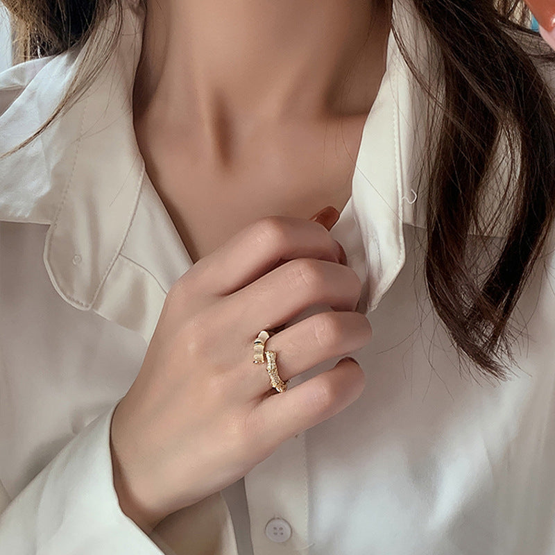 Damen schimmernder Edelstahlring mit funkelnden Zirkonia und eleganter Struktur Shop Nory