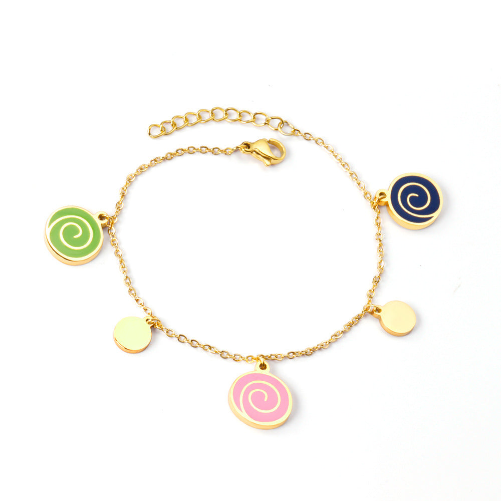 Damen Armband mit verspieltem Hotdog-Anhänger und goldfarbener Kettenstruktur Shop Nory