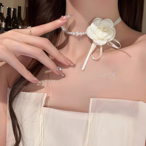 Damen Armband mit elegantem Perlendesign und kunstvollem Rosenanhänger Shop Nory
