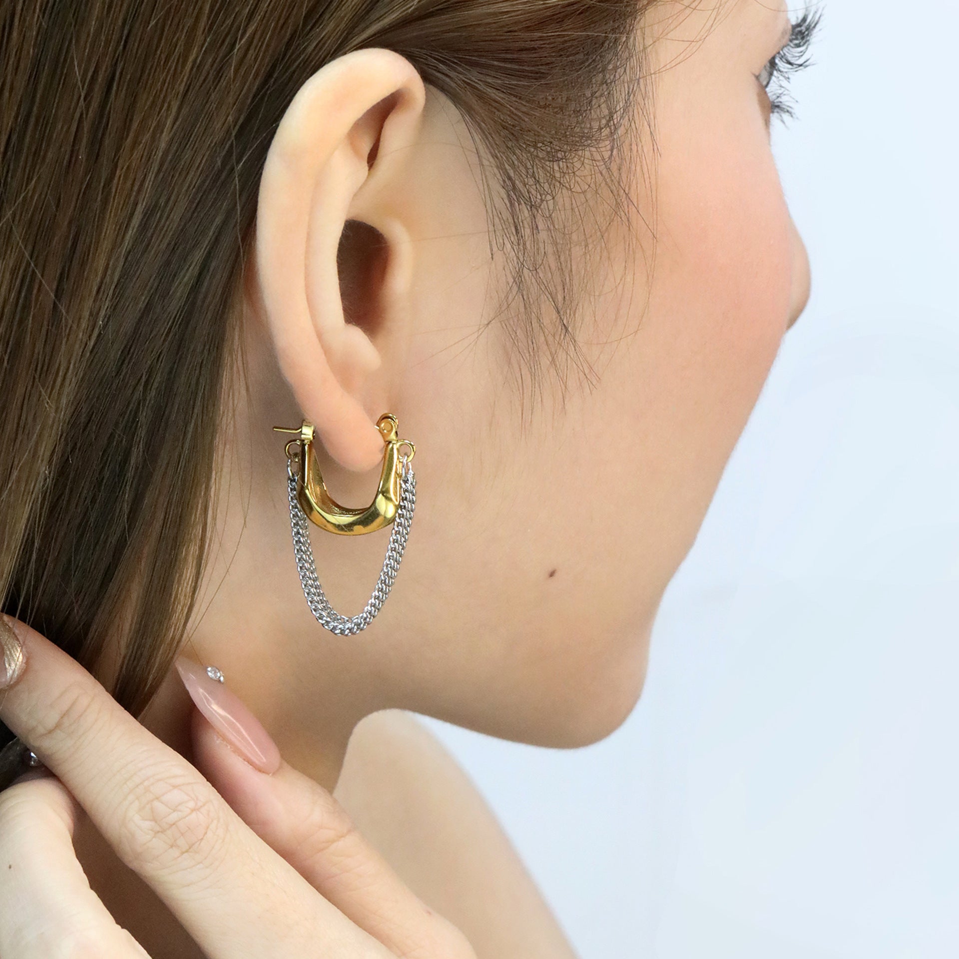 Damen Hängende Ohrstecker mit glanzvollem Kettenelement Shop Nory