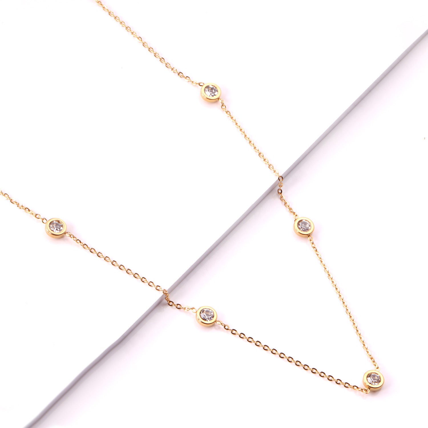 Damen elegante Goldplattierte Halskette mit funkelnden Zirkonia-Steinen Shop Nory