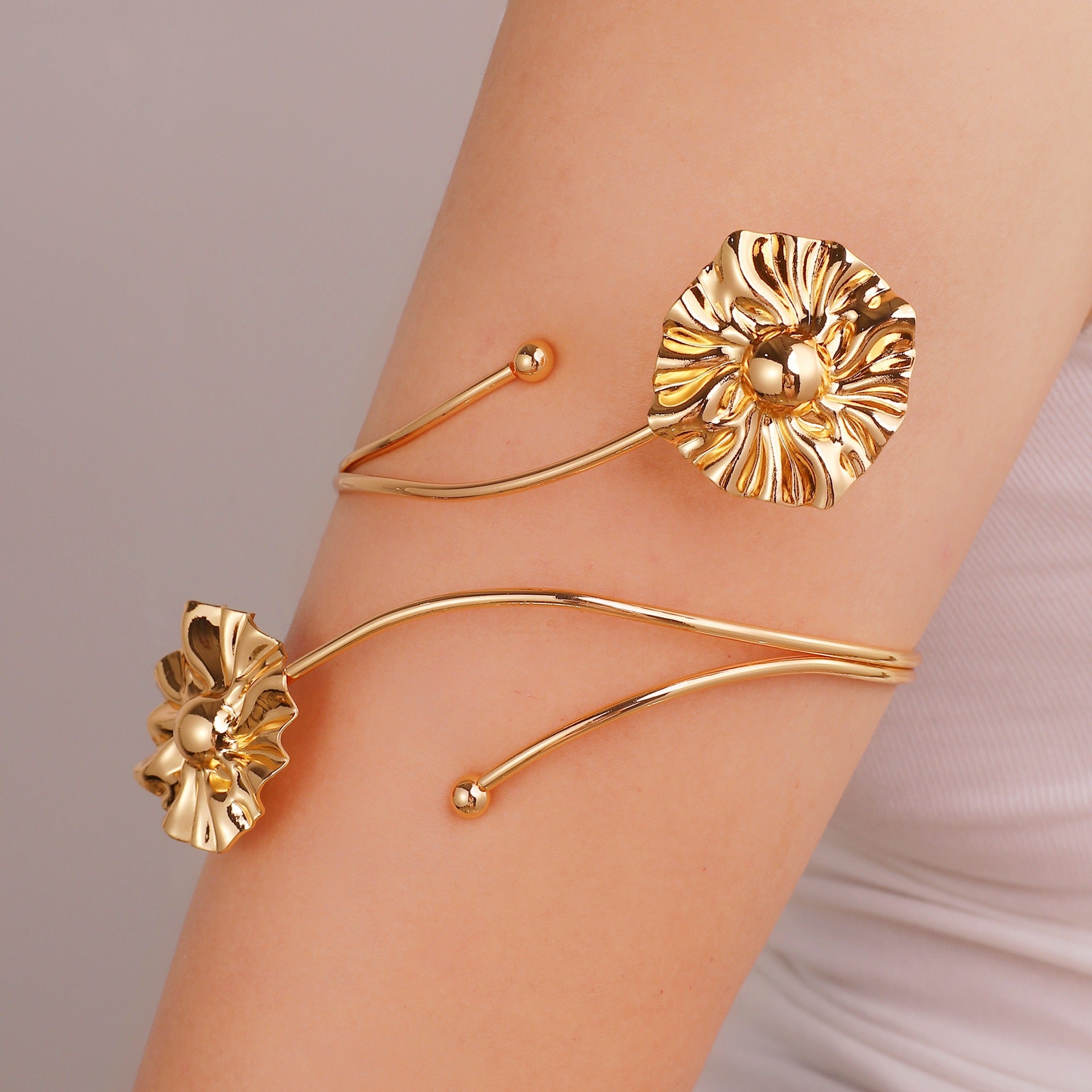 Damen Offener Armreif mit floralen Akzenten Shop Nory