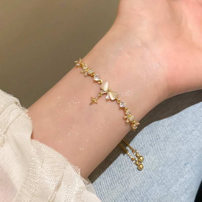 Zartes Gliederarmband mit Perlmuttherzen, Funkelnden Zirkonia und Kreuzanhänger