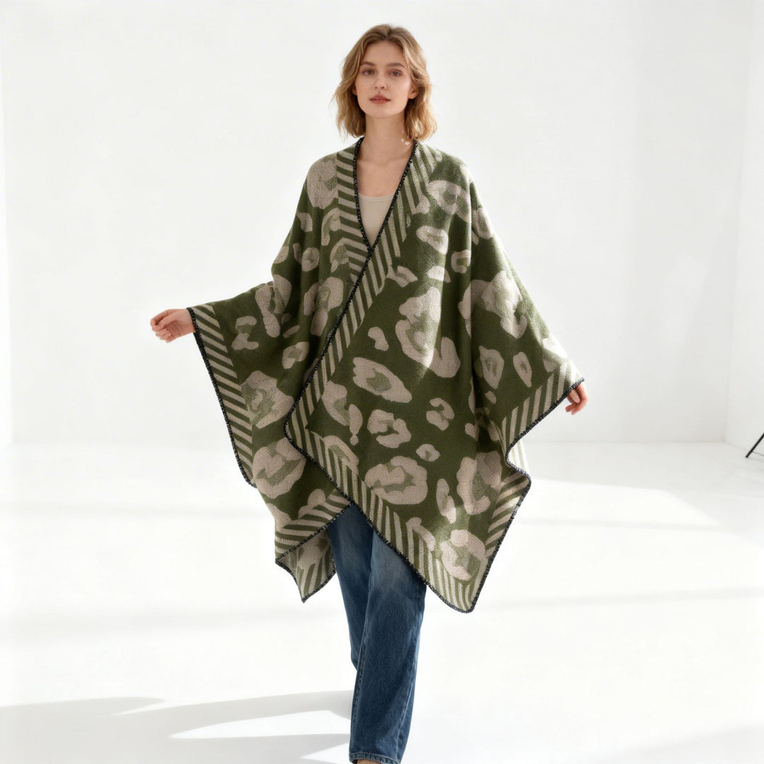 Damen Grobstrick‑Wollcape im Überwurf mit abstraktem Leomuster und Zierkante Shop Nory
