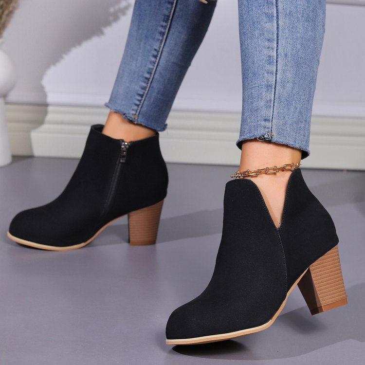 Damen Kurzstiefeletten mit V‑Ausschnitt, seitlichem Reißverschluss und robustem Blockabsatz Shop Nory