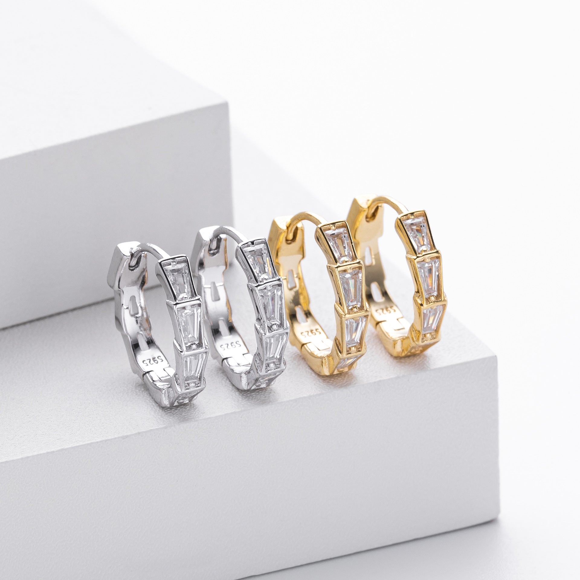 Damen Creolen mit funkelnden Zirkonsteinen aus 925 Sterling Silber Shop Nory